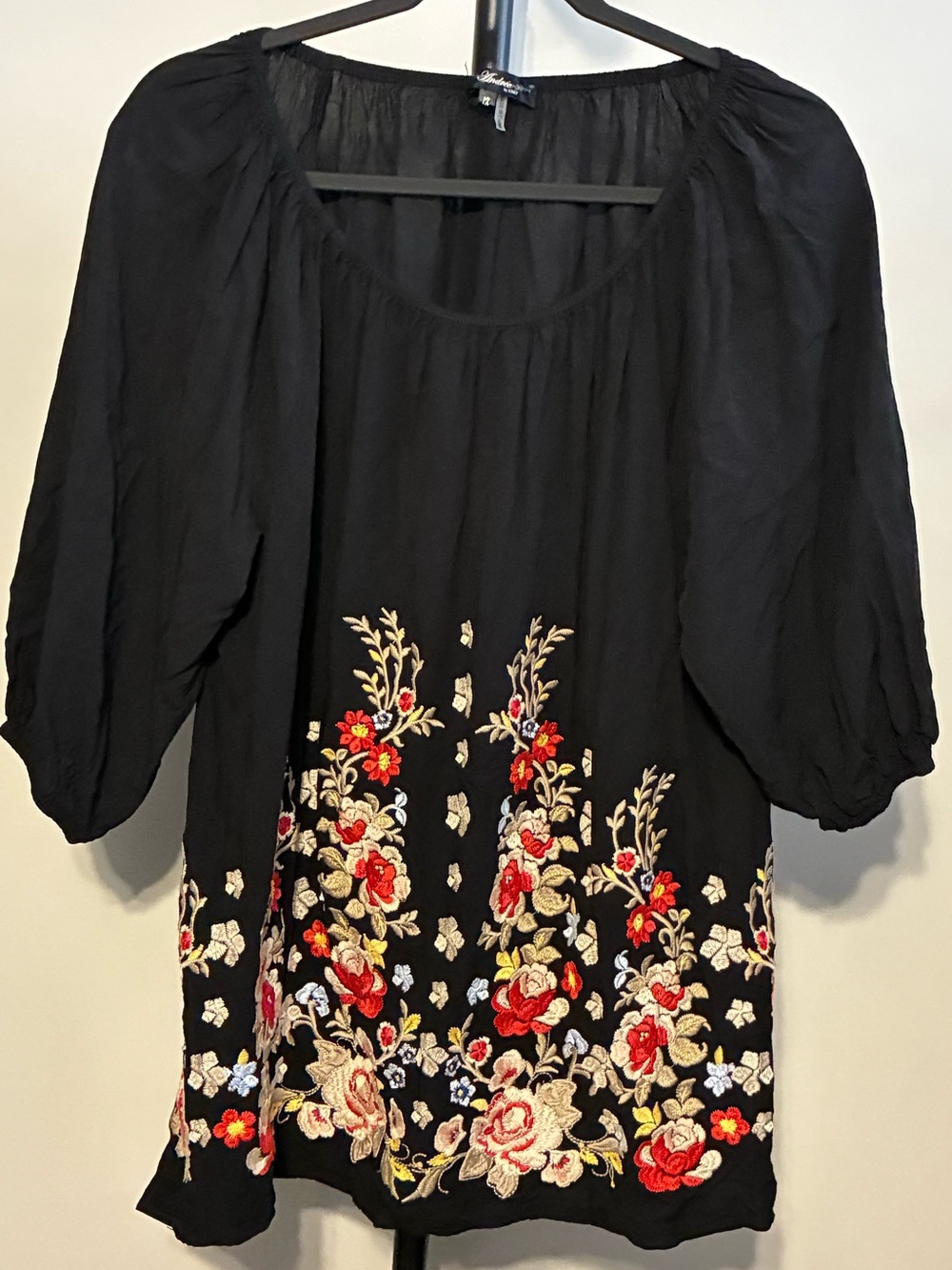 ANDREE BY UNIT 1X Black Peasant Tunic with Red and Cream Floral Embroidery